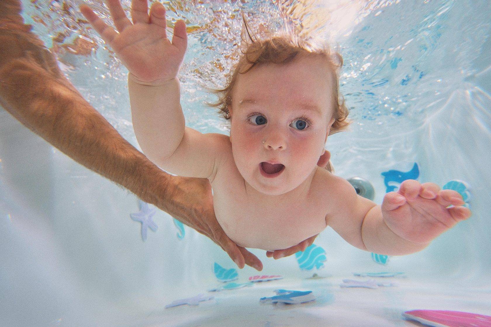 Как научить грудничка плавать: дома и в бассейне