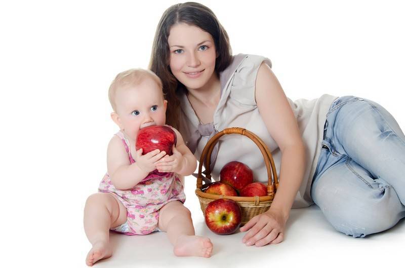 Яблоки при грудном вскармливании: можно ли кормящей маме в первый месяц и другие особенности употребления при лактации