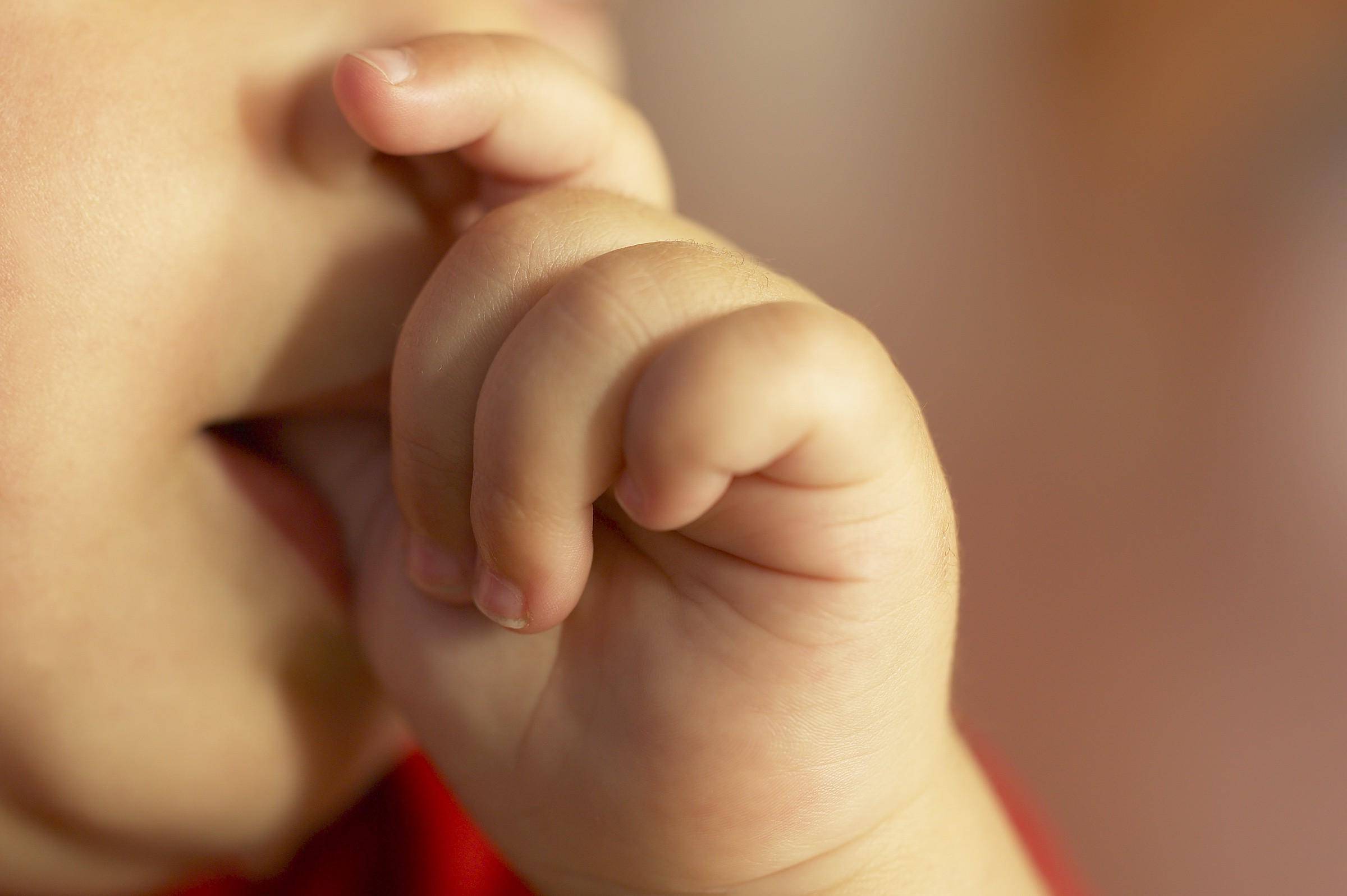 Вредные привычки или как отучить своего ребенка сосать палец
