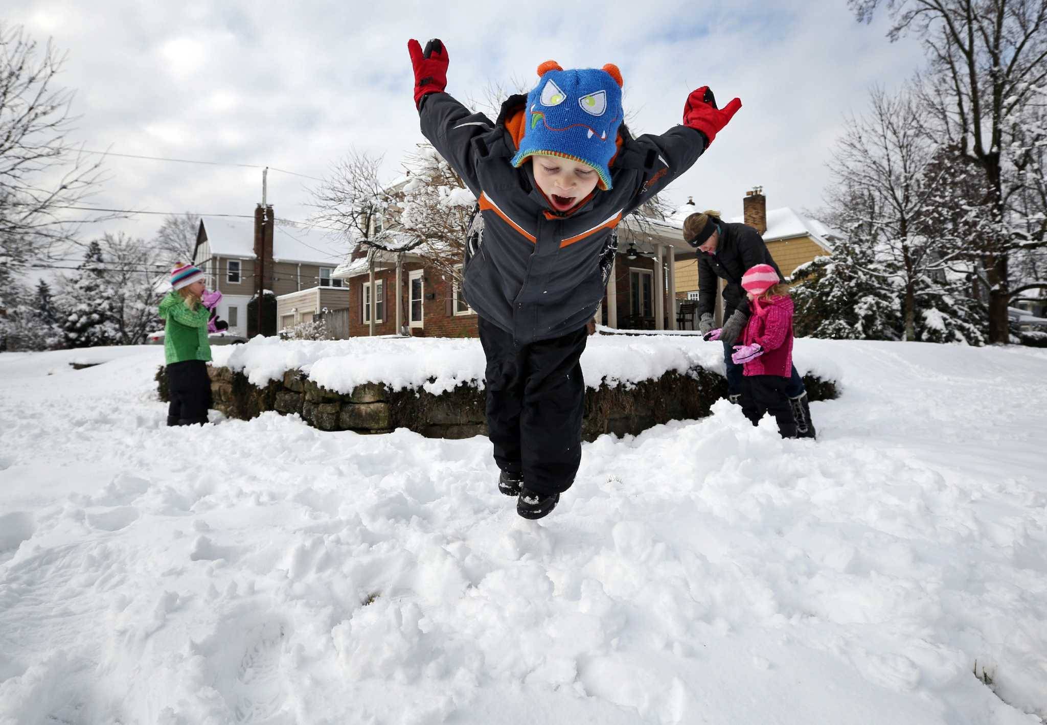 Сценарий зимнего развлечения на улице для детей средней группы (4–5 лет) «зимние забавы со снеговиком»