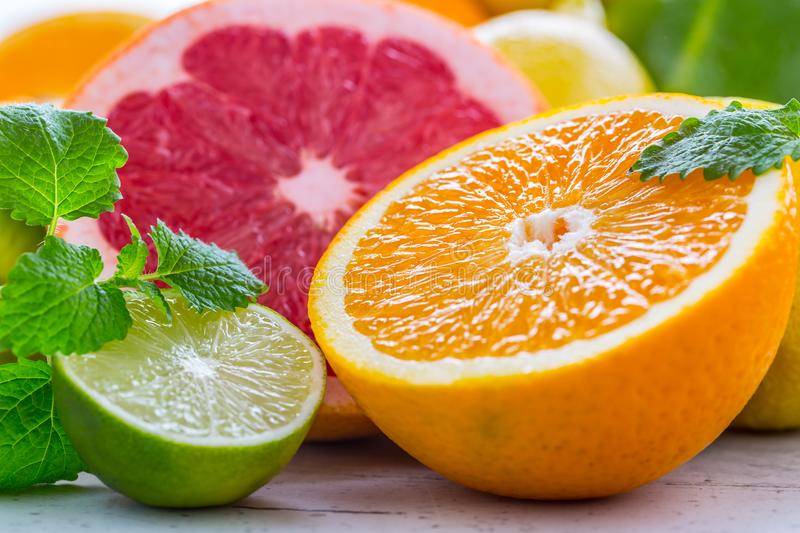 Апельсин при грудном вскармливании: можно ли кушать фрукт кормящей маме, когда его нельзя употреблять при гв, и правила введения в рацион