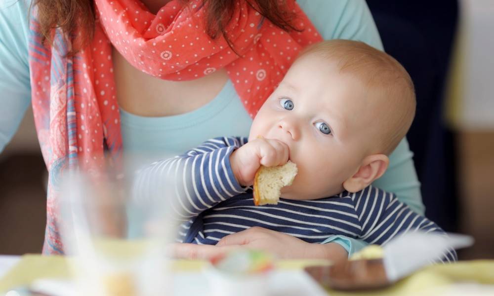 Со скольки месяцев можно давать ребенку хлеб?