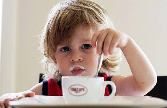 Со скольки лет можно пить кофе ребенку и в каких количествах без вреда для организма: свойства кофе, советы