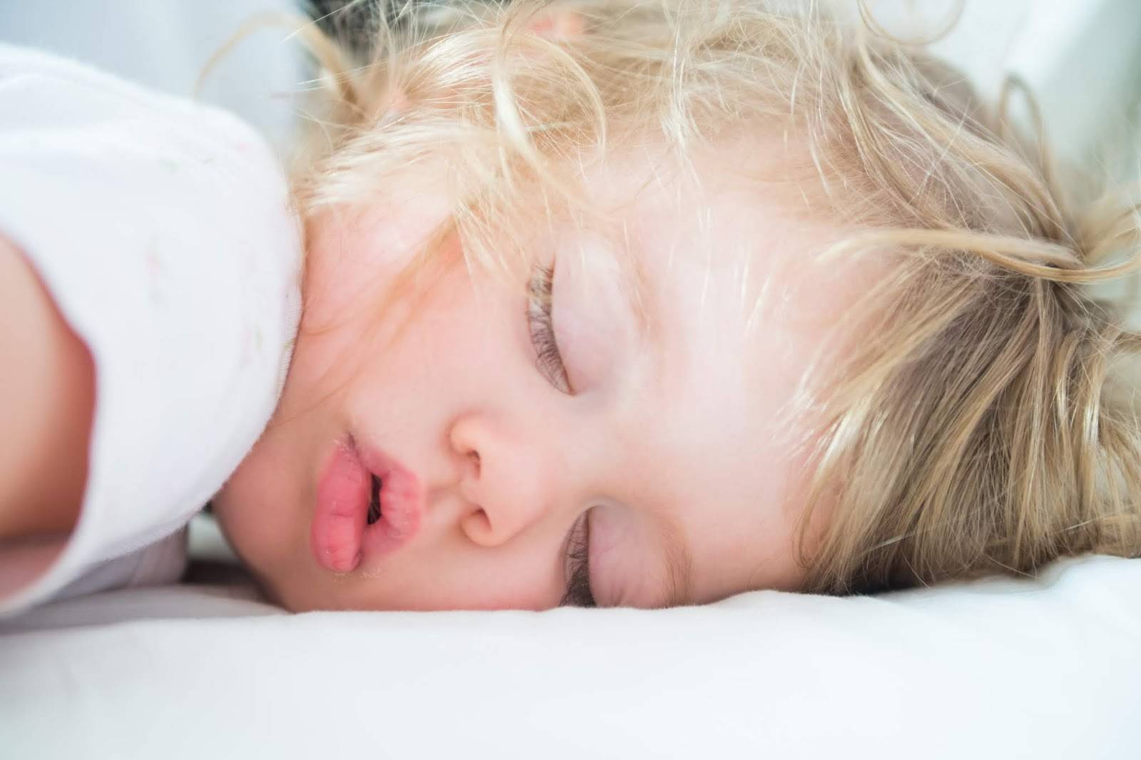 Храп у ребенка во сне (соплей нет): причины и лечение
