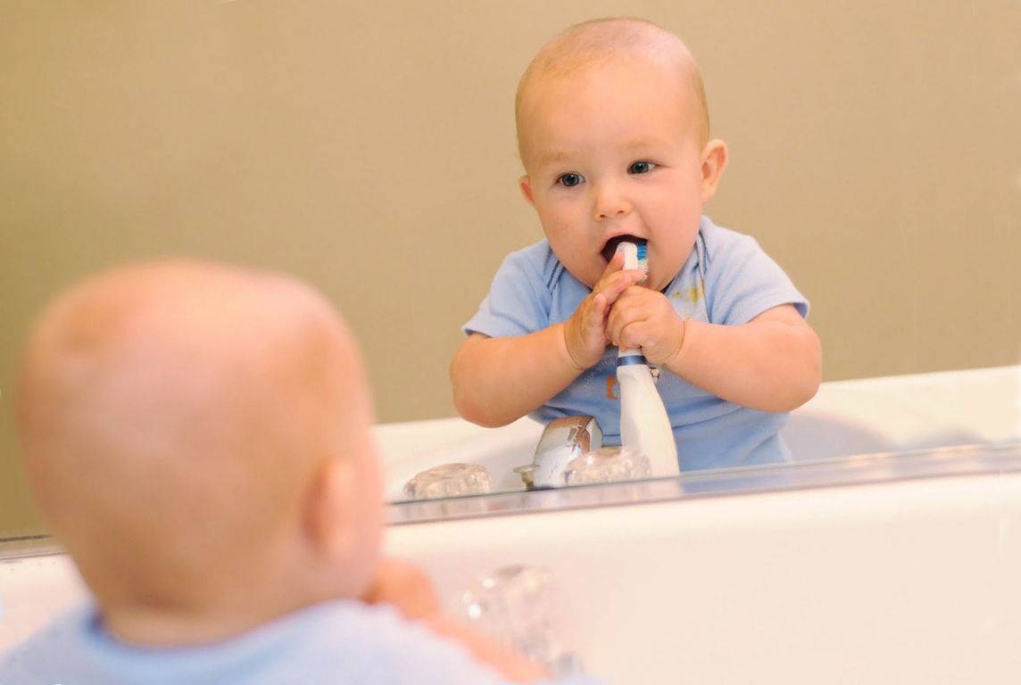 Когда начинать чистить зубы ребенку? с какого возраста ребенку нужно чистить зубы