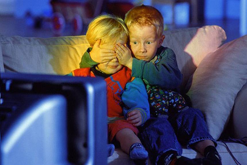 Можно или нельзя грудным детям смотреть телевизор и почему