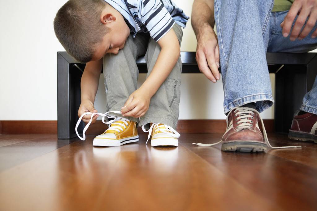 Нужно ли ребенку носить обувь дома?