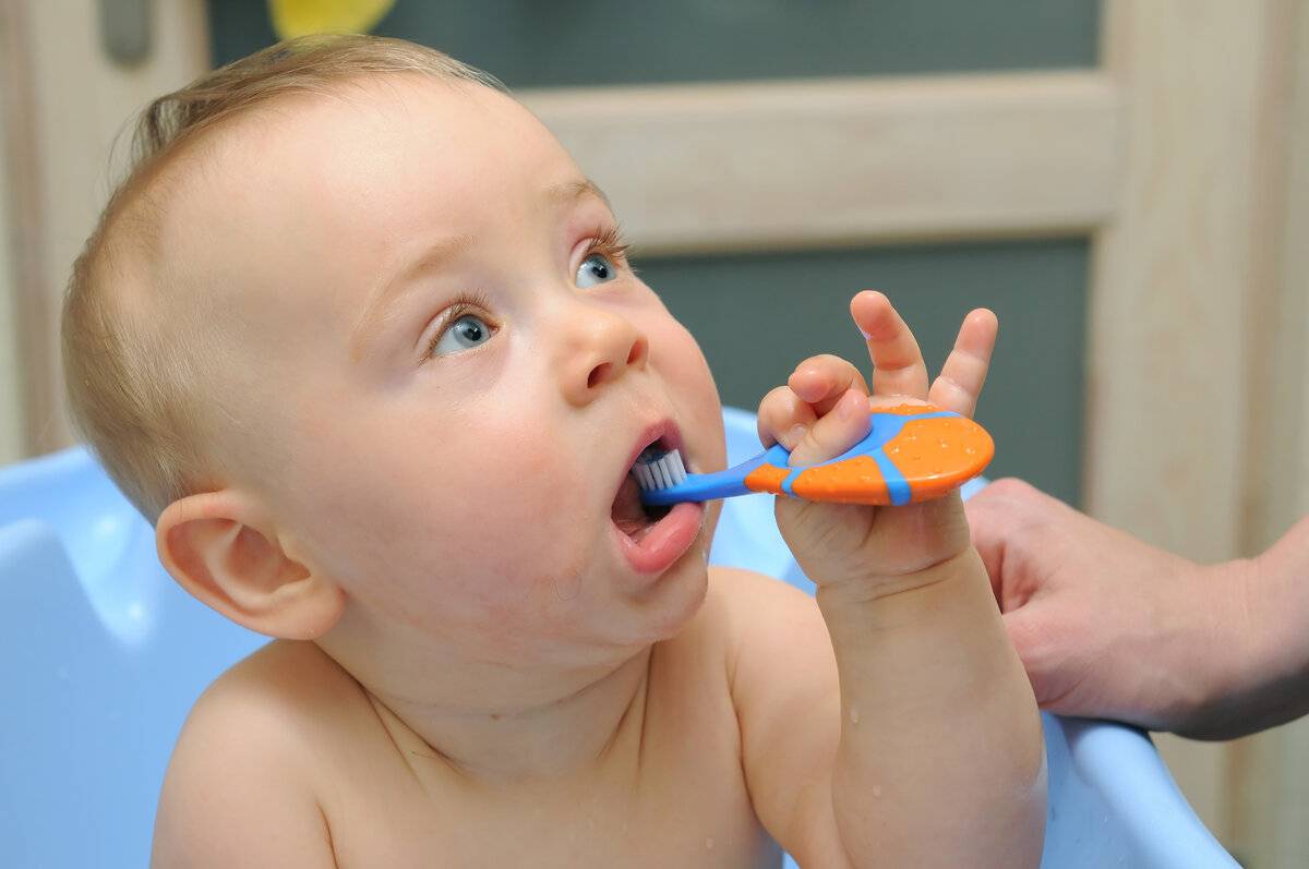 Когда начинать чистить зубы ребенку, как выбрать зубную пасту и щетку