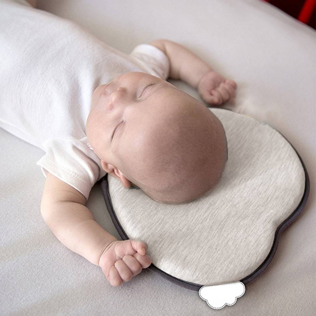 Использование ортопедической подушки для новорожденных. как сделать правильный выбор