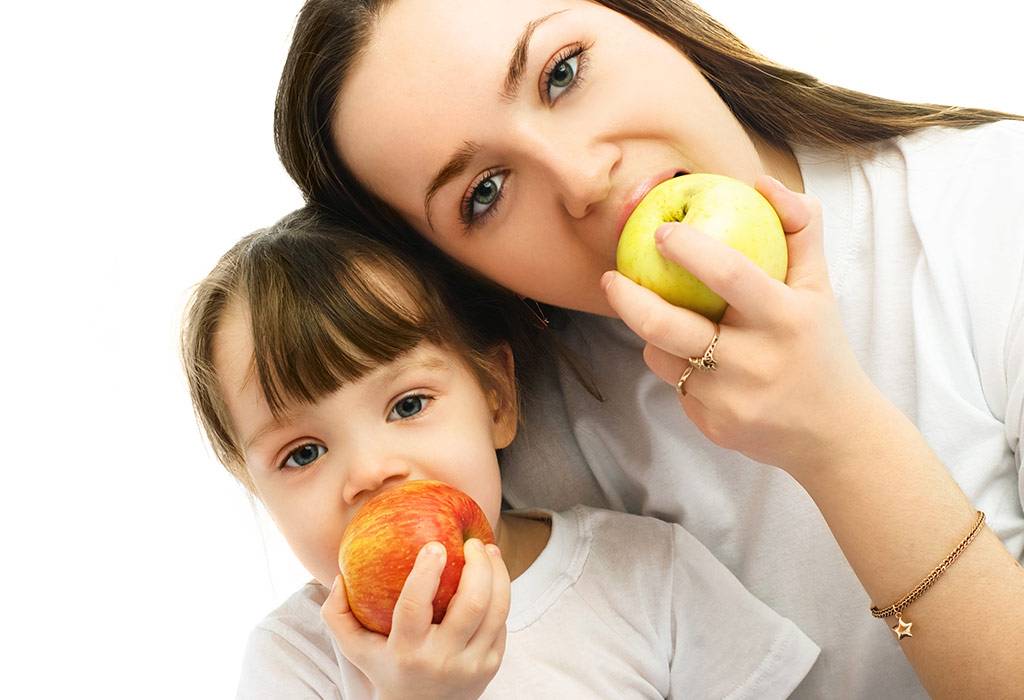 Яблоки при грудном вскармливании: можно ли кормящей маме в первый месяц и другие особенности употребления при лактации