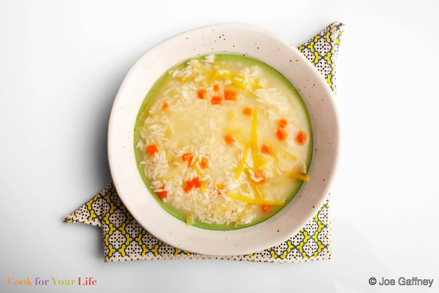 Можно кормящим гороховый суп. Суп гороховый. Супы при грудном вскармливании. Суп для кормящей мамы. Кормит супом.