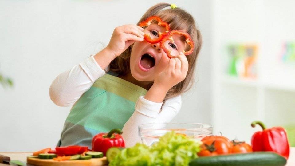 Ребенок не ест овощи и фрукты: что делать