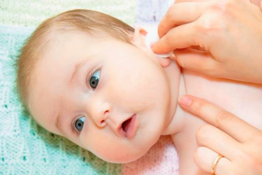 Чистка ушей и носа новорожденного: правила ухода