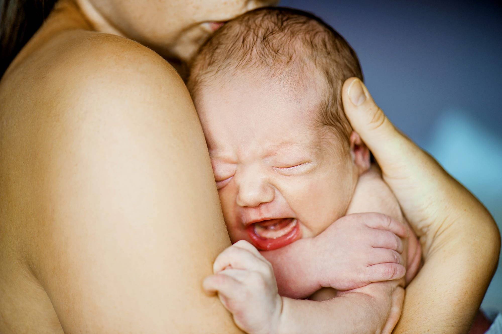 Почему ребенок плачет после кормления грудным молоком