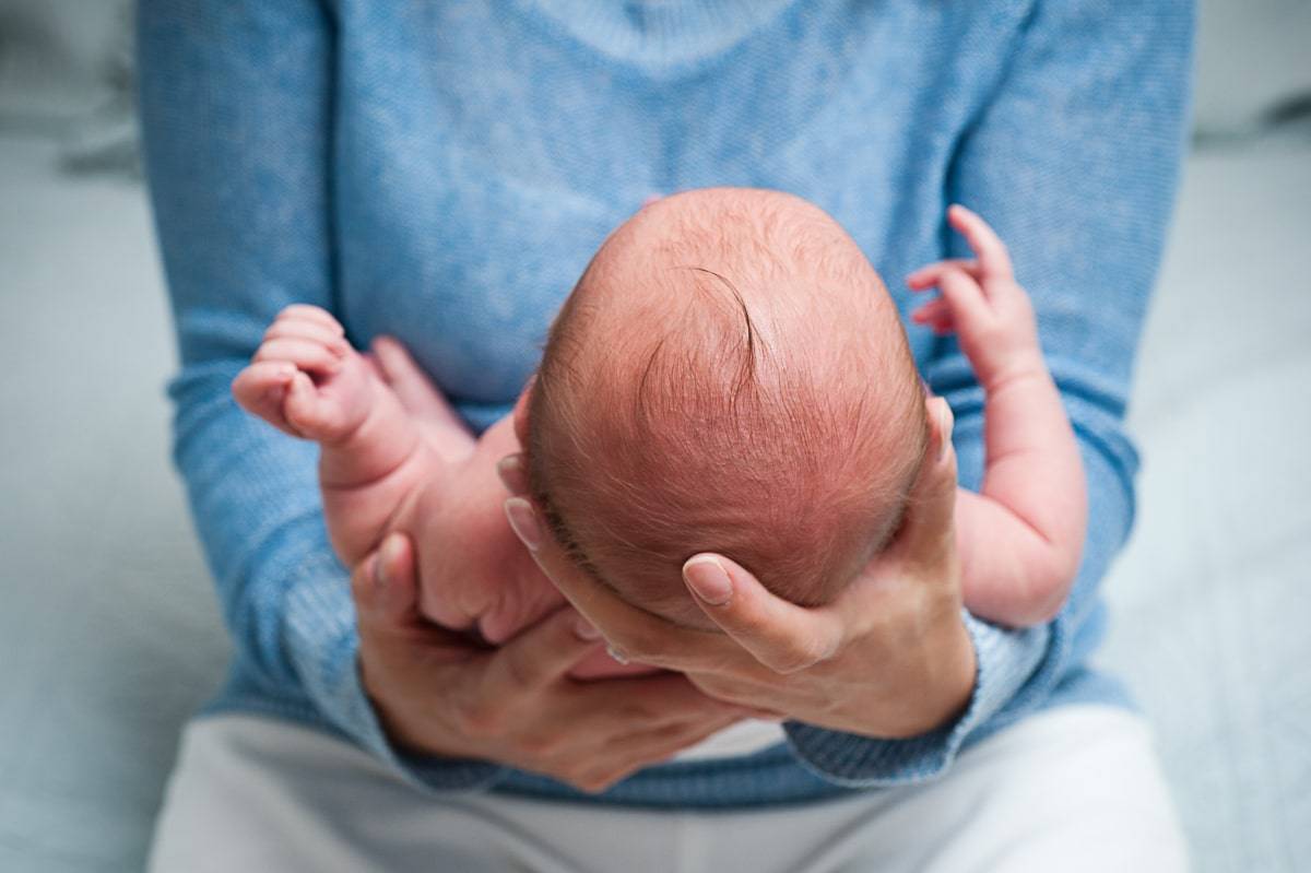 Затылок новорожденного. Головка новорожденного. Голова новорожденных малышей.