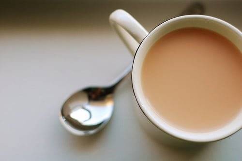 Чай с молоком при кормлении грудью: пересматриваем традиции