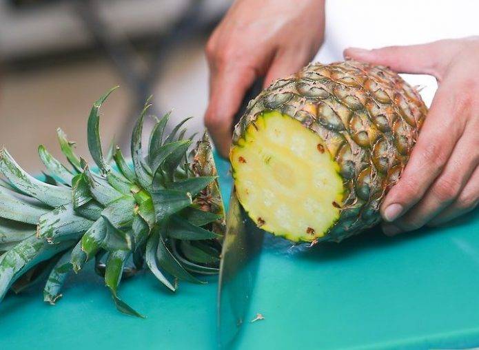 Как правильно выбрать спелый ананас и сколько можно хранить