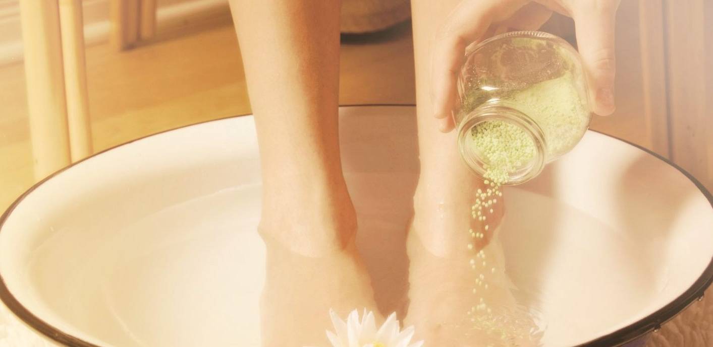 Можно греть ноги при давлении. Ноги в тазике с травами. Уксусная ванна для ног. Ванночка для ног с солью.