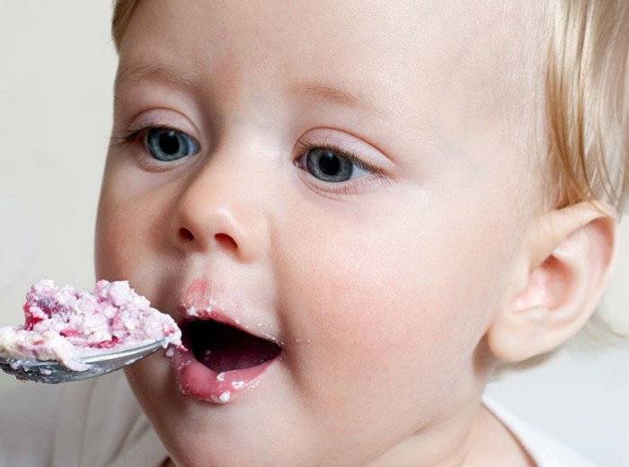 Ребенок не ест творог: заставлять или расслабиться? - для мам