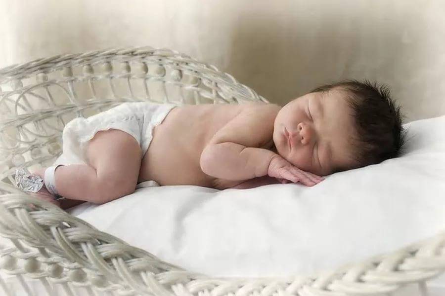 Можно ли новорожденному спать на животе, с какого возраста, полезно ли это