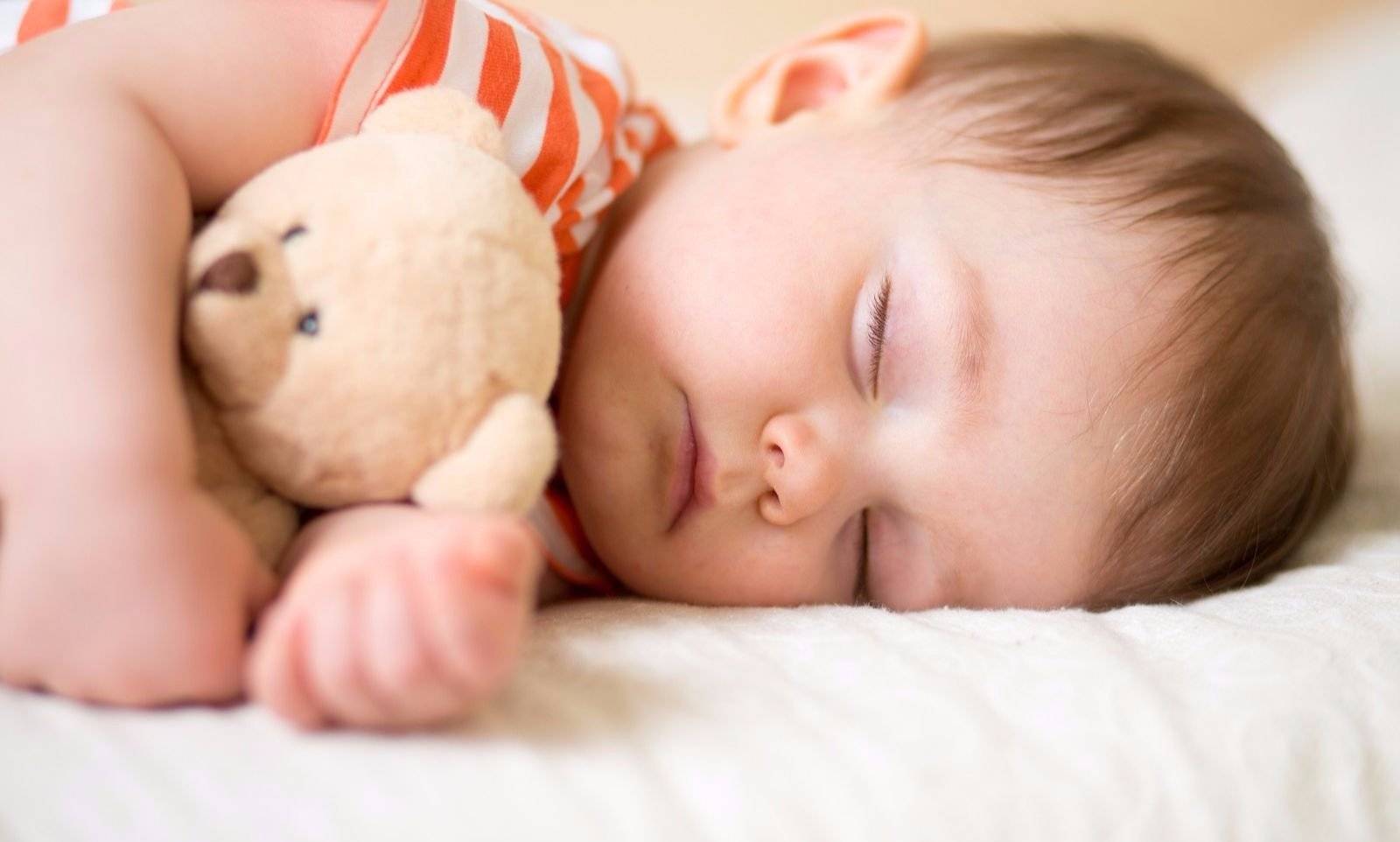 Причины по которым ребёнок плохо спит днём, а ночью просыпается и плачет. способы как быстро уложить ребёнка спать без укачивания и слёз. | жл