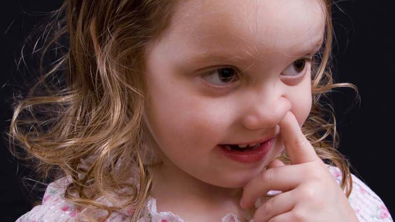 Ребенок ест козявки. почему и как его отучить?
