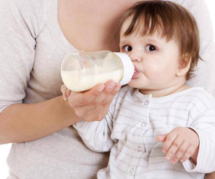 Ребенок отказывается от грудного молока и плачет: что делать