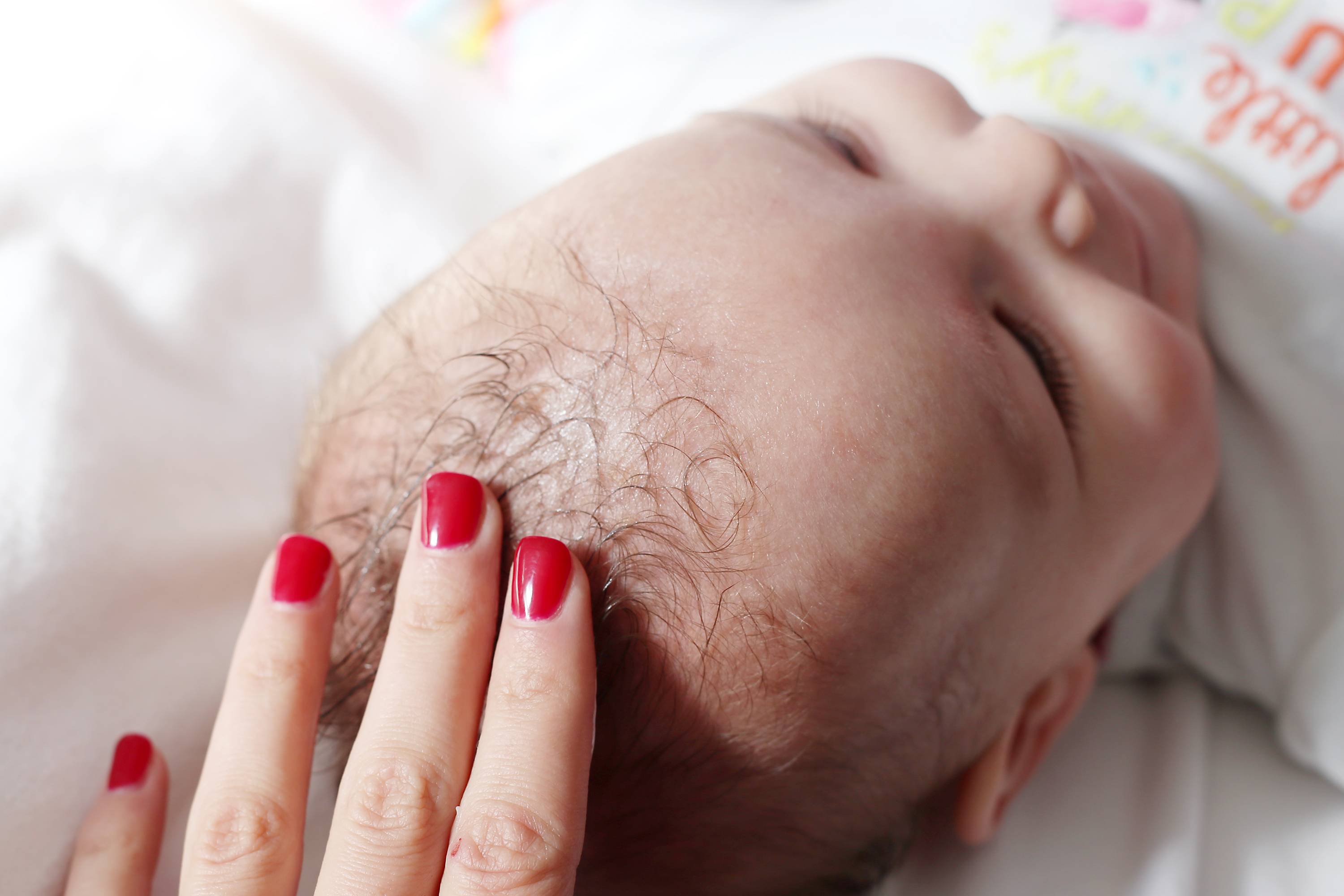 Очень сухая кожа у новорождённого: причины, возможные риски