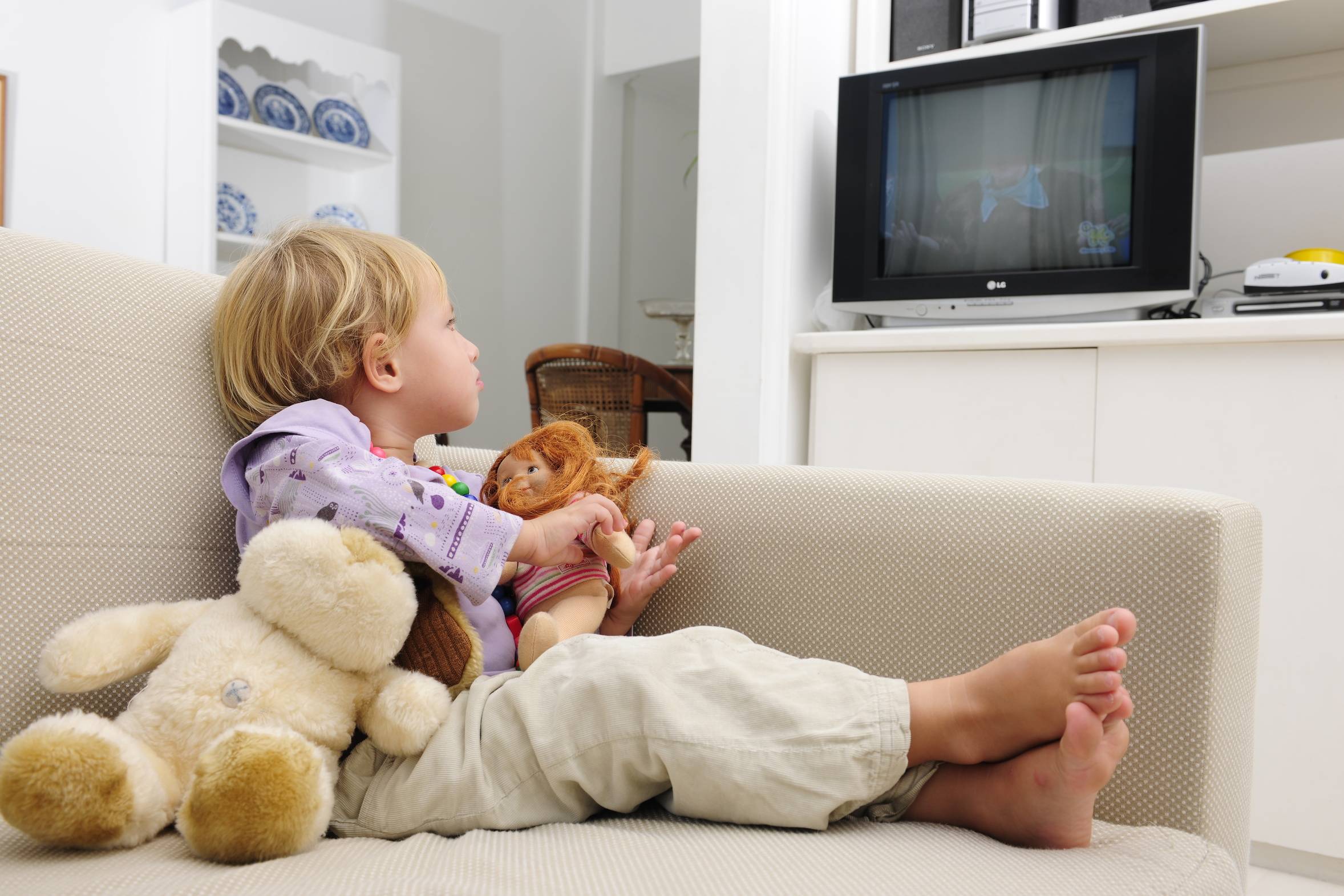 Можно ли новорожденному смотреть телевизор: советы доктора