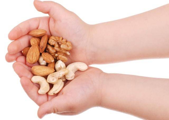 Грецкий орех детям: с какого возраста можно есть, давать ли до 12 месяцев и после 1 года, для чего полезен, сколько кушать в день, в чем польза и вред?