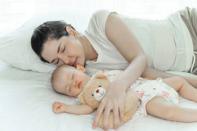Что делать, если ребенок засыпает только на руках?