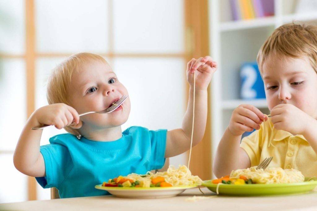 Что делать, если ребенок не хочет есть в детском саду: советы педиатров и психологов
