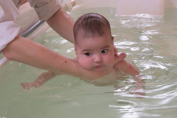Плавание с грудничком в ванне и бассейне: полезные упражнения