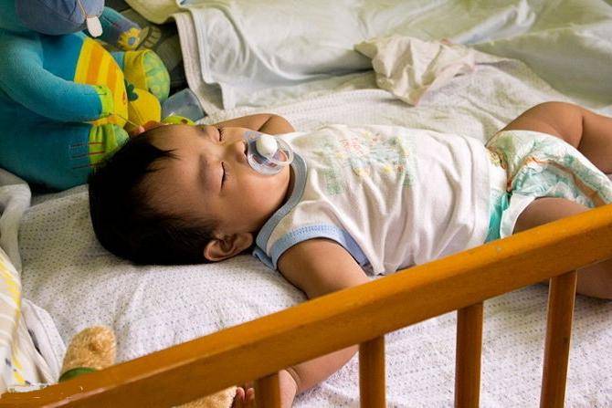 Как научить ребёнка засыпать в своей кроватке: 4 секрета успеха