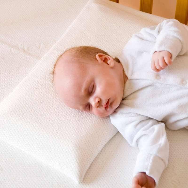 Когда ребенку можно спать на подушке