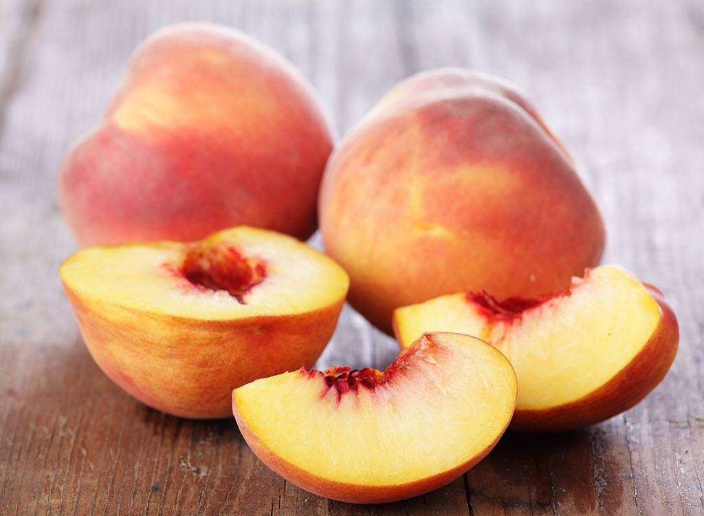 Персики при грудном вскармливании: их польза и введение в рацион