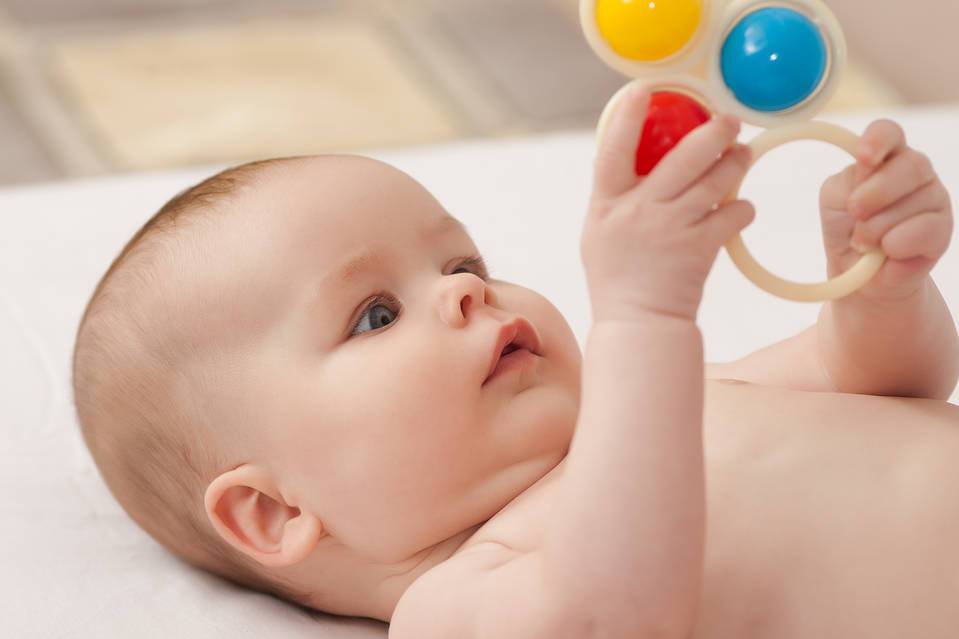 Во сколько месяцев ребенок держит игрушку и как ему помочь освоить этот навык