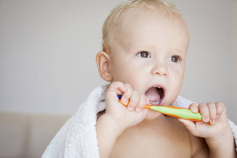 Когда нужно начинать ребенку чистить зубы