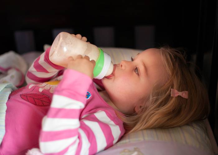 Как отучить ребенка пить ночью из бутылки